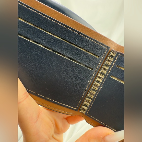 Elegant Black and Tan Men's Wallet - Picture 8 of 11